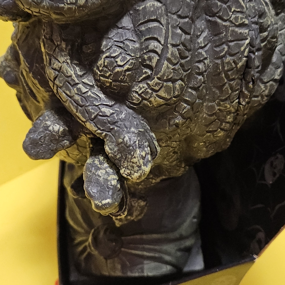 Animated Medusa Bust - Picture 7 of 10